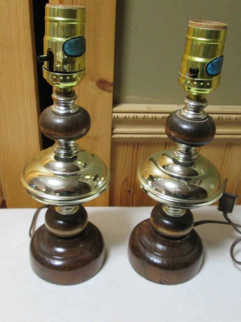 MCM 60s Brass wood dresser table lamps 11 in very good felted bottom brown cord